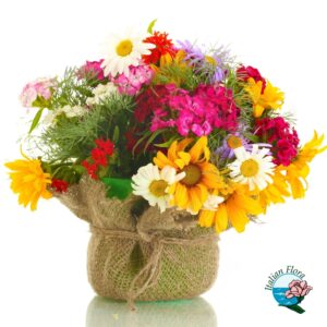 Centrotavola di margherite e fiori misti