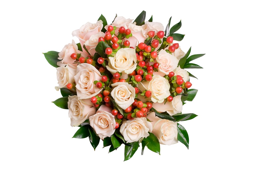 Bouquet di rose rosa e bacche rosse