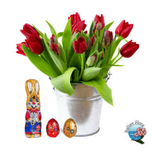 Bouquet di tulipani rossi con ovetti pasquali a forma di coniglio